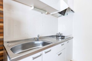 Yokoduna Hostel 603 | Private kitchen | Fridge, microwave, electric kettle, toaster - Yokoduna Hostel (Osaka)