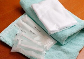 Toalettartikler (inkludert), hårføner og tøfler