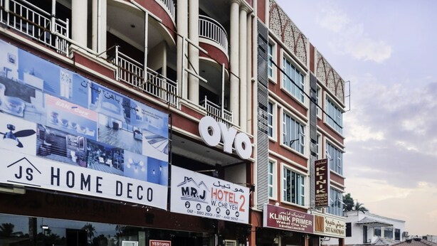 A multi-story building with various commercial establishments including a hotel, a clinic, and a home decor store. - OYO 717 MR J Hotel Wakaf Che Yeh 2 (Kota Bharu)