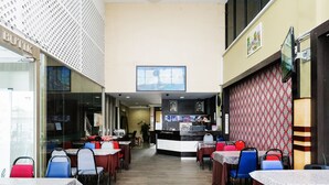 A restaurant with a counter, tables, and chairs. - OYO 717 MR J Hotel Wakaf Che Yeh 2 (Kota Bharu)