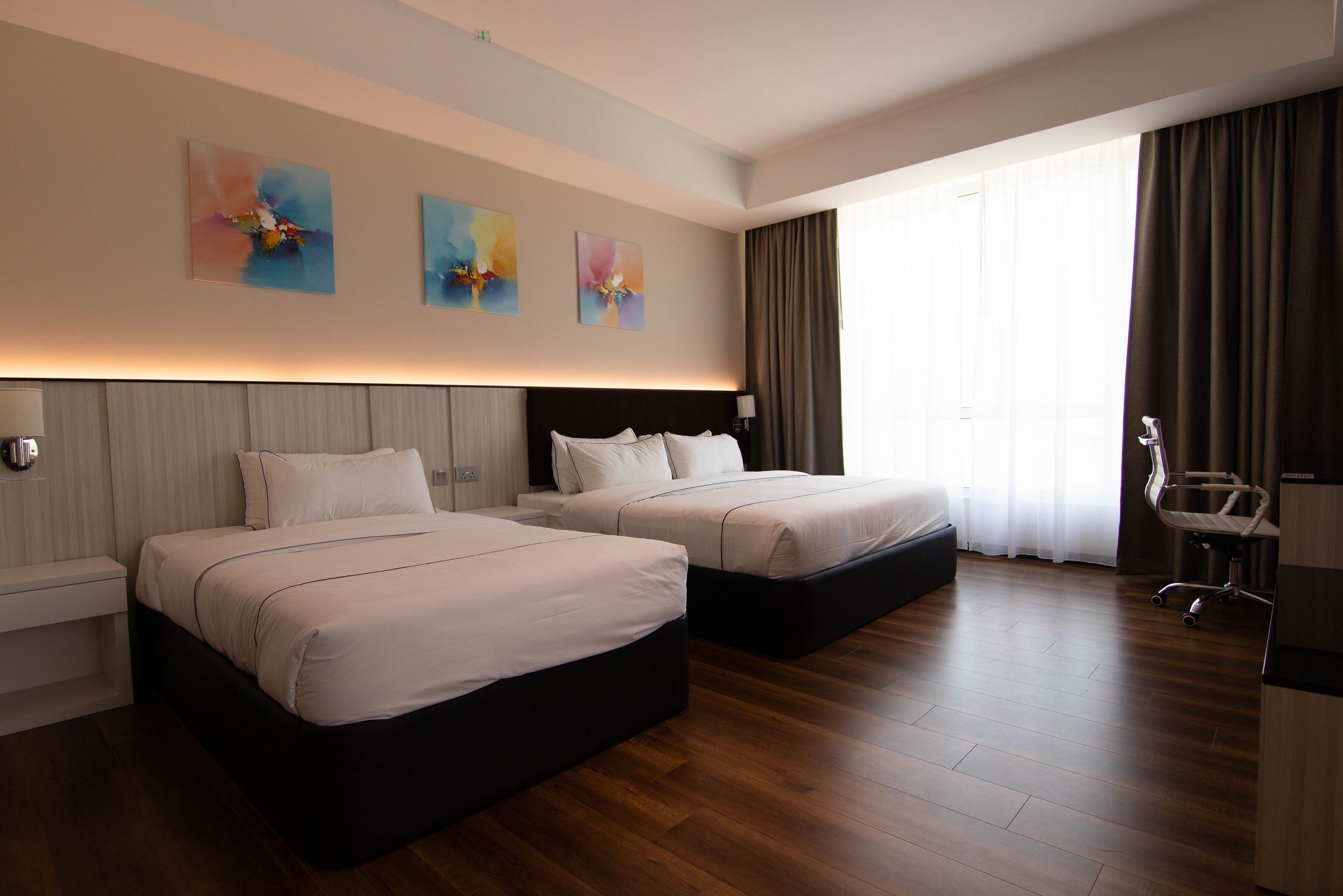 deluxe suite | in-room safe, desk, free wifi, bed sheets