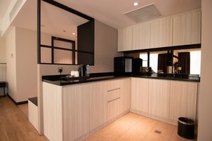 Caja de seguridad en la habitación, escritorio y wifi gratis 