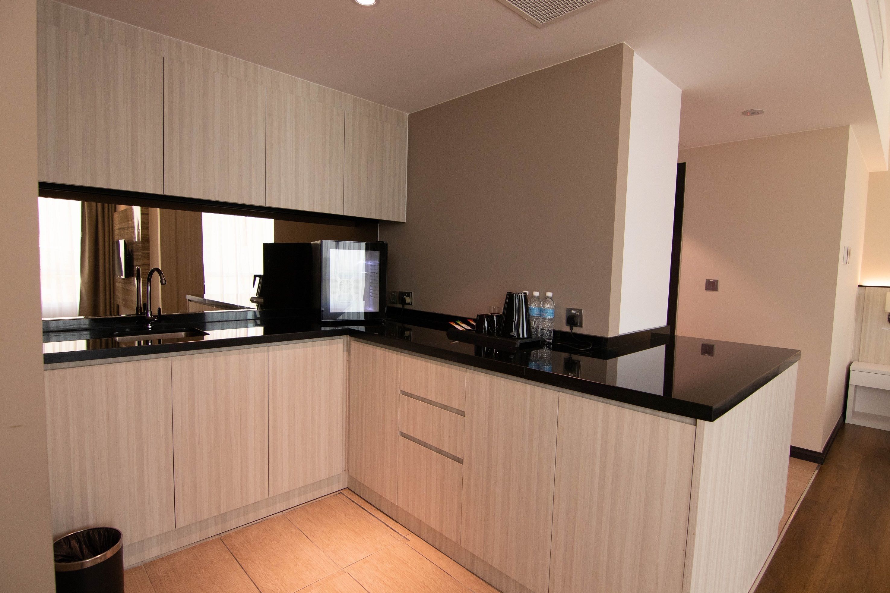 deluxe suite | in-room safe, desk, free wifi, bed sheets