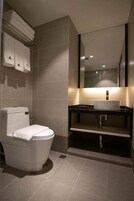 Ducha, artículos de tocador gratuitos, secador de pelo, toallas