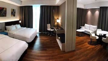 Een kluis op de kamer, een bureau, gratis wifi, beddengoed