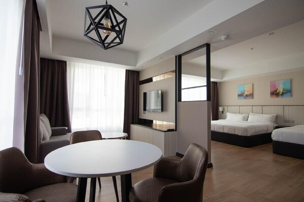 Een kluis op de kamer, een bureau, gratis wifi, beddengoed