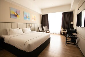 Een kluis op de kamer, een bureau, gratis wifi, beddengoed