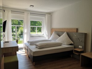 Standard Double or Twin Room | Hypo-allergenic bedding, in-room safe, individually decorated, desk - Hotel & Pension Dat greune Eck (Soltau)