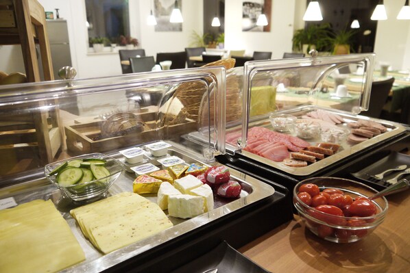 Daily buffet breakfast (EUR 10.5 per person) - Hotel & Pension Dat greune Eck (Soltau)