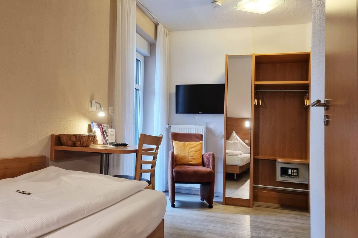 single room | hypo-allergenic bedding, in-room safe, individually decorated, desk