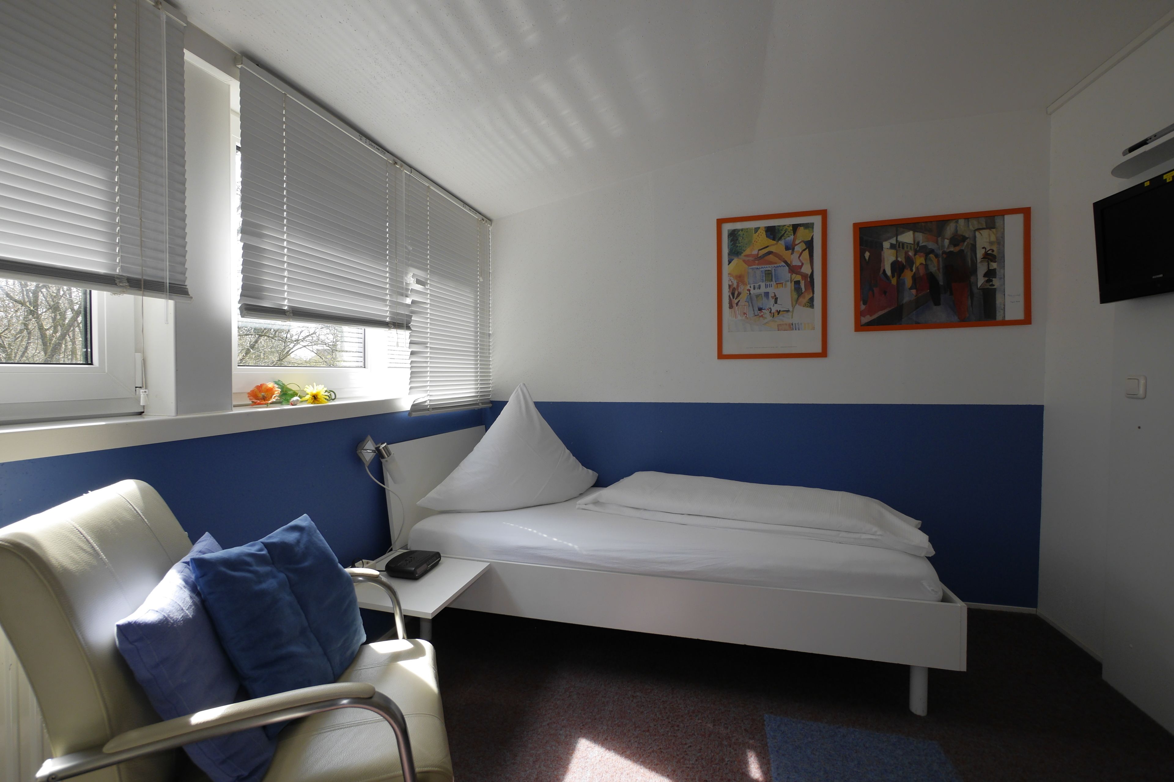 single room | hypo-allergenic bedding, in-room safe, individually decorated, desk