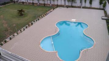 Kolam renang indoor dan kolam renang outdoor