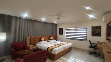 Svit Deluxe - utsikt mot poolen | Egyptiska bomullslakan och sängtillbehör av högsta kvalitet