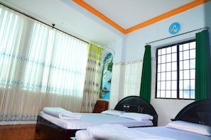 Phòng 4 Tiêu chuẩn | Minibar, bàn, truy cập Internet không dây miễn phí, bộ trải giường