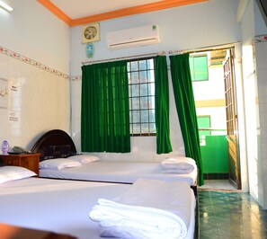 غرفة سوبريور رباعية | ميني بار ومكتب وواي فاي مجانًا وملاءات أسرّة