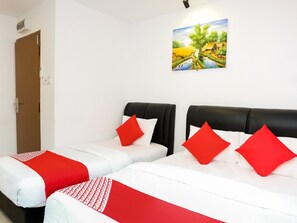 Deluxe Triple Room, Berbilang Katil, Non Smoking | Meja, Wi-fi percuma, cadar katil 
