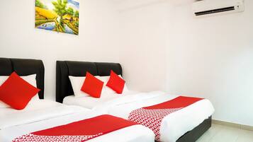 Deluxe Triple Room, Multiple Beds, Non Smoking | Desk, free WiFi, bed sheets