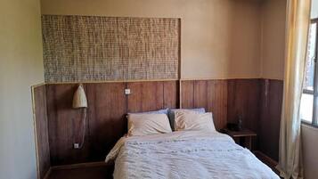 Een bureau, verduisterende gordijnen, gratis wifi, beddengoed