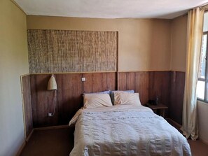 Desk, blackout drapes, free WiFi, bed sheets - Nigus Boutique Hotel (Addis Ababa)
