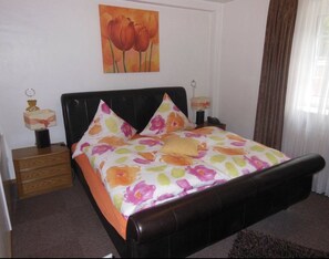 Double Room | Desk, iron/ironing board, free cribs/infant beds, free WiFi - Hotel Kämpgens - Hof (Muelheim an der Ruhr)