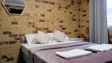 Basic Double Room, 1 Katil Kelamin (Double), Shared Bathroom | Peralatan tempat tidur hipoalergenik, langsir/tirai gelap terus