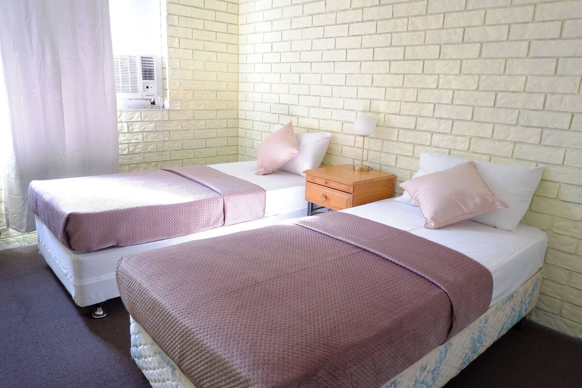 Eenvoudige kamer, 1 twee- of 2 eenpersoonsbedden, 2 eenpersoonsbedden, gedeelde badkamer | Hypoallergeen beddengoed, verduisterende gordijnen, gratis wifi
