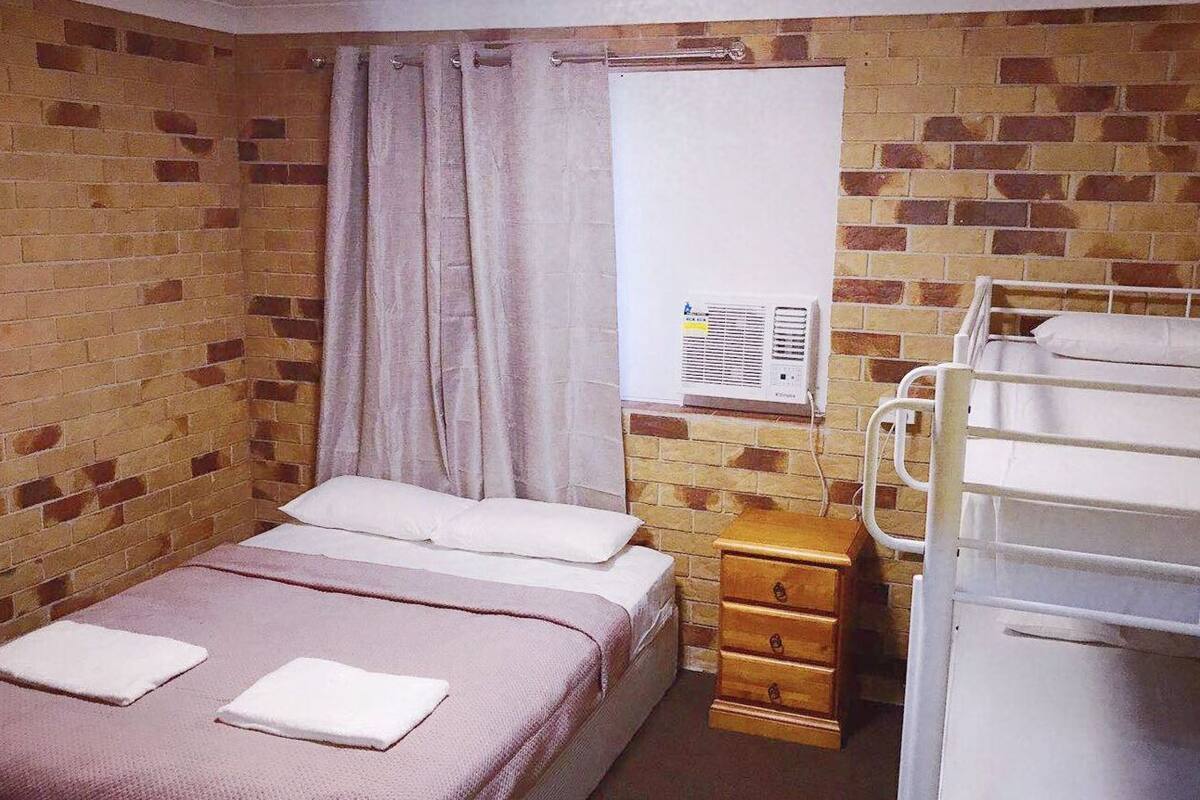 Basic Suite | Hypo-allergenic bedding, blackout curtains, free WiFi, bed sheets