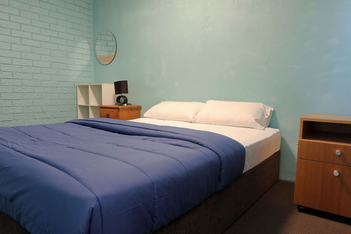 Hypo-allergenic bedding, blackout curtains, free WiFi, bed sheets