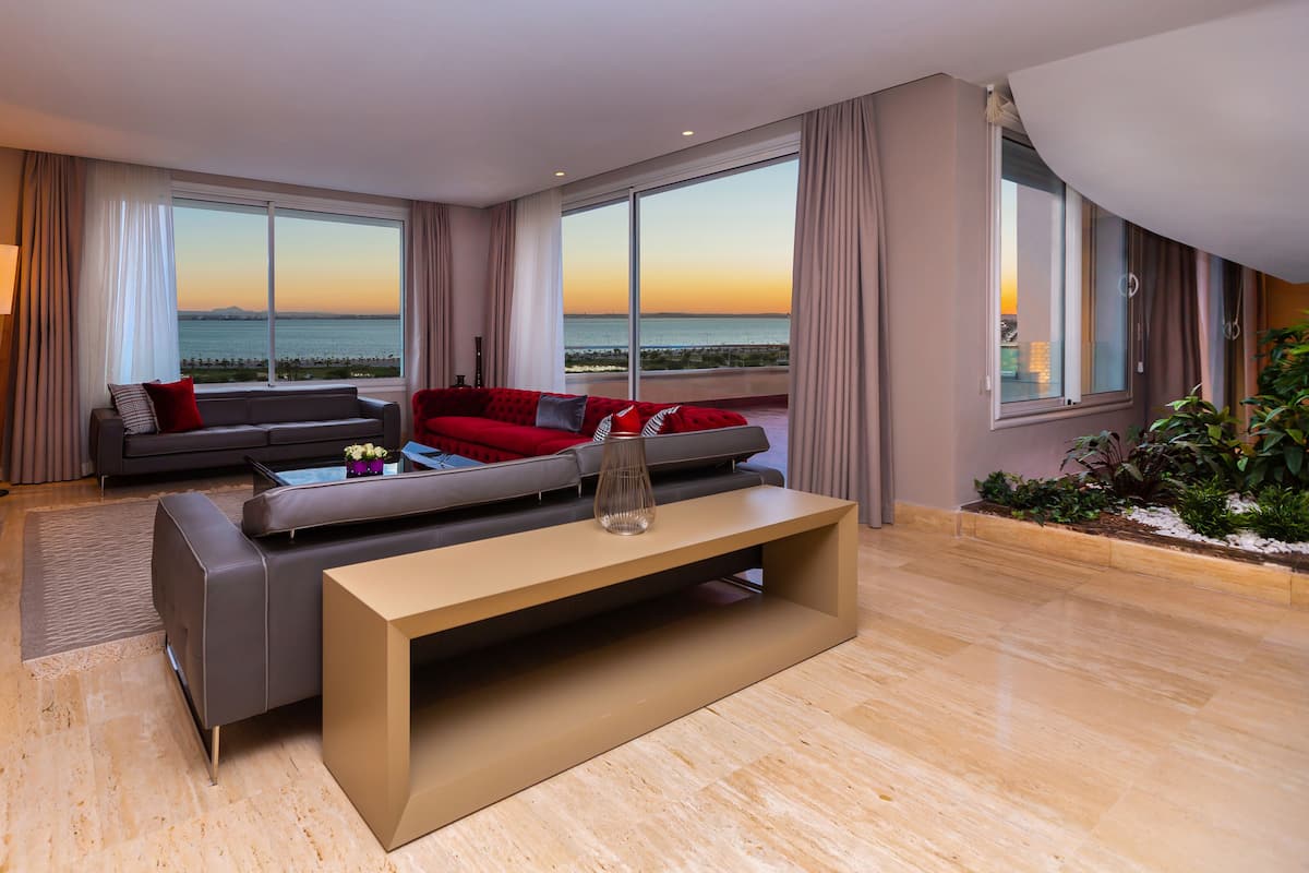 ADAM Four Bedrooms Lake View Loft | บริเวณนั่งเล่น | ทีวี