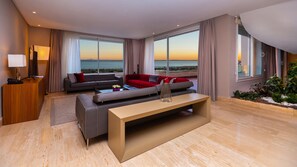 ADAM Four Bedrooms Lake View Loft | 起居区 | 电视