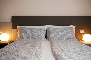 ห้องดีลักซ์ดับเบิลหรือทวิน, ระเบียง | มินิบาร์, ตู้นิรภัยในห้องพัก, โต๊ะทำงาน, Wi-Fi ฟรี