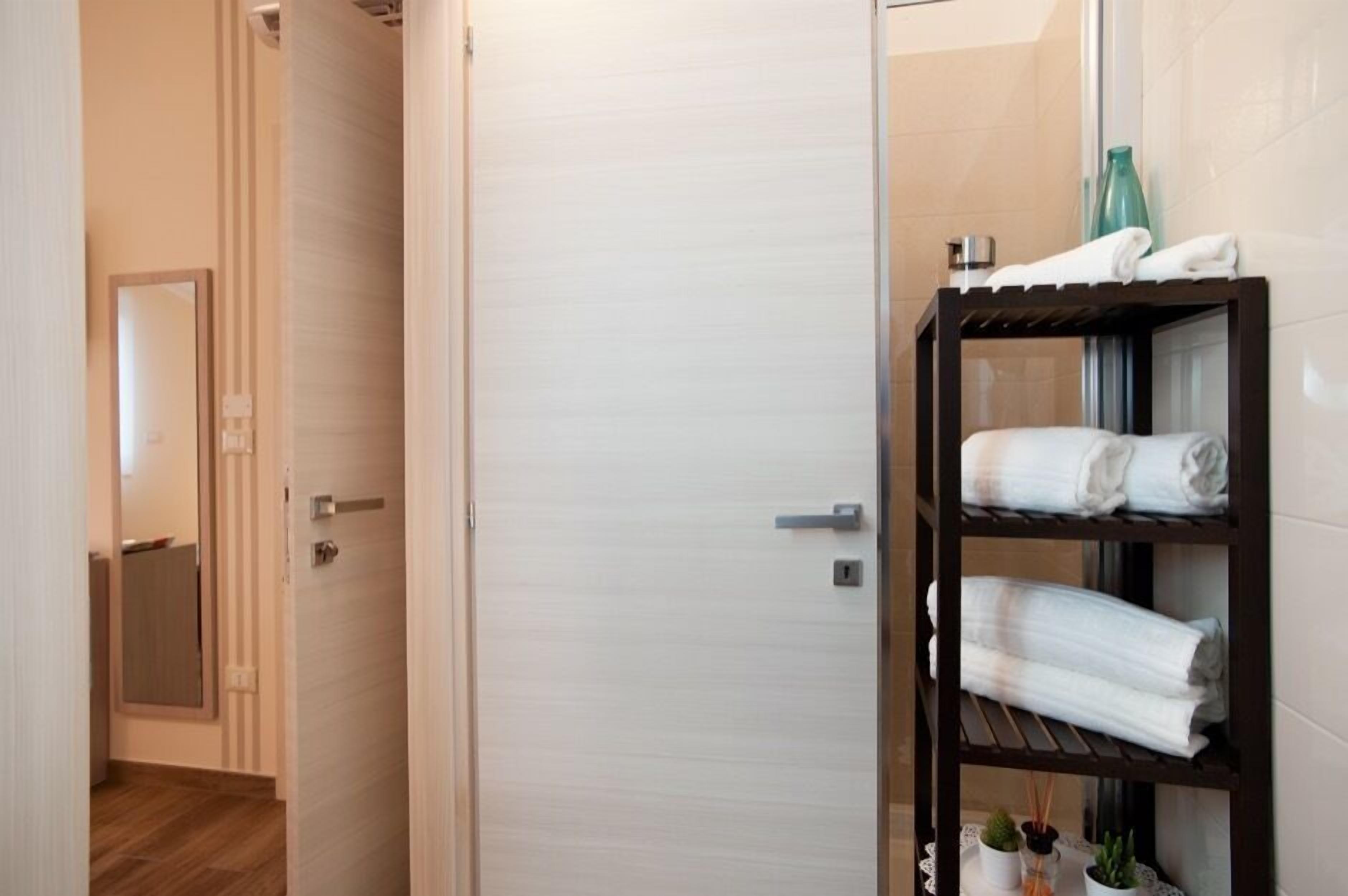 Dusche, Regendusche, kostenlose Toilettenartikel, Haartrockner