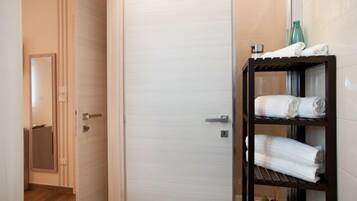 Doccia, soffione a pioggia, set di cortesia gratuito, asciugacapelli