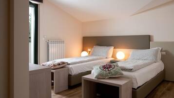 Deluxe-Doppel- oder -Zweibettzimmer, Balkon | Minibar, Zimmersafe, Schreibtisch, kostenloses WLAN