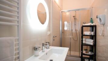 Deluxe Triple Room | Bathroom | Shower, rainfall showerhead, free toiletries, hair dryer