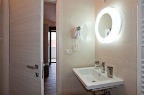 Bathroom sink - B&B Raffaello a Mare (Montesilvano)