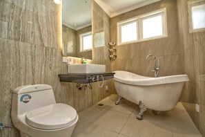 Villa, 4 habitaciones, para no fumadores | Baño | Tina y tina profunda 