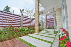 Terrace/patio - Villa Kota Bunga Puncak 4 Bedroom (Cipanas)