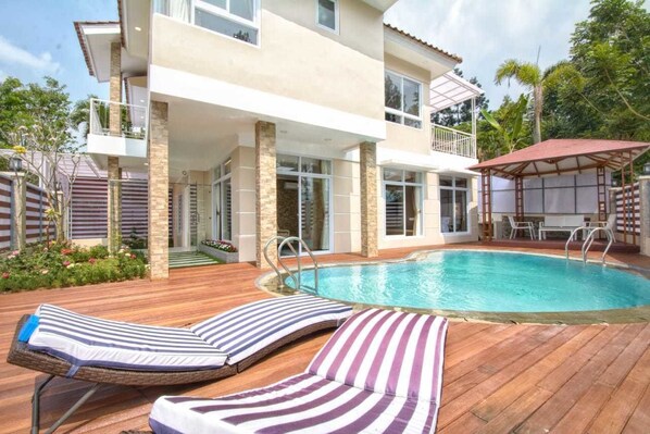 Private pool - Villa Kota Bunga Puncak 4 Bedroom (Cipanas)
