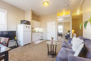 Apartemen (1 Bedroom) | Ruang keluarga | TV