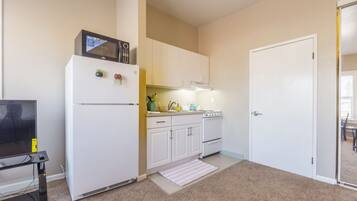 Apartment (1 Bedroom) | Private kitchen | Fridge, microwave, stovetop, cookware/dishes/utensils