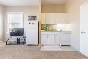 Apartment (1 Bedroom) | Private kitchen | Fridge, microwave, stovetop, cookware/dishes/utensils
