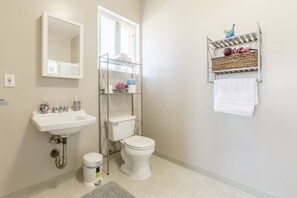 Apartment (1 Bedroom) | Bathroom