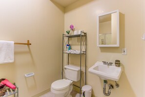 Apartemen (1 Bedroom) | Kamar mandi | Handuk dan sampo