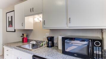 Apartamento (2 Bedrooms) | Cozinha privada | Geladeira, micro-ondas, fogão, cooktop
