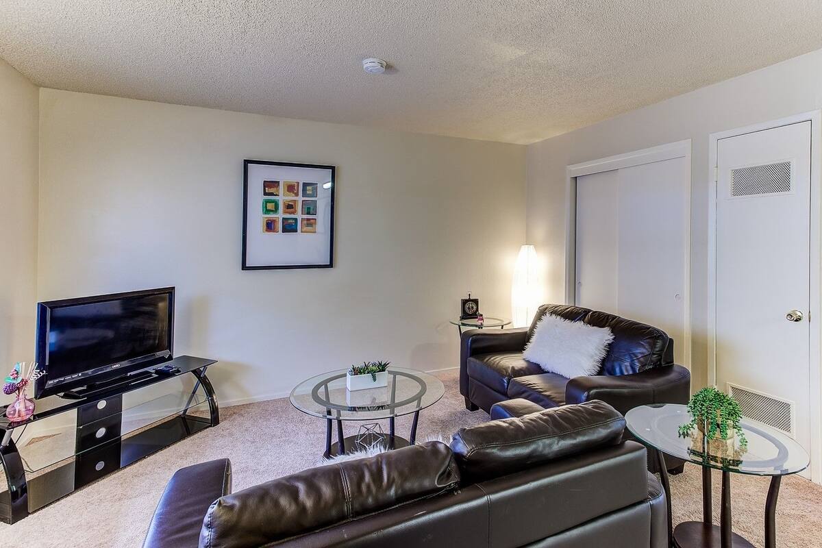 Apartment (2 Bedrooms) | Living area | TV