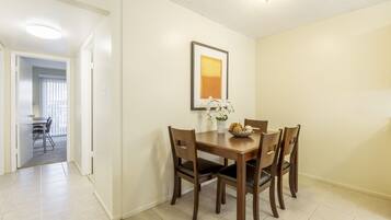 Apartamento (2 Bedrooms) | Cozinha privada | Geladeira, micro-ondas, fogão, cooktop