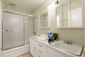 Apartment (2 Bedrooms) | Badezimmer | Handtücher