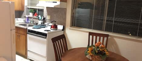 Appartement (2 Bedrooms) | Cuisine privée | Réfrigérateur, four à micro-ondes, un four, surface de cuisson