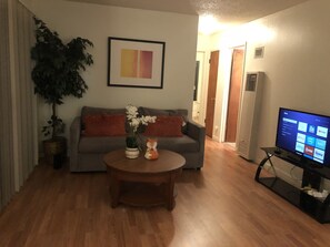 Apartment (2 Bedrooms) | Living room - Cosy Berkeley Apartment Close to UC Berkeley #E (Berkeley)